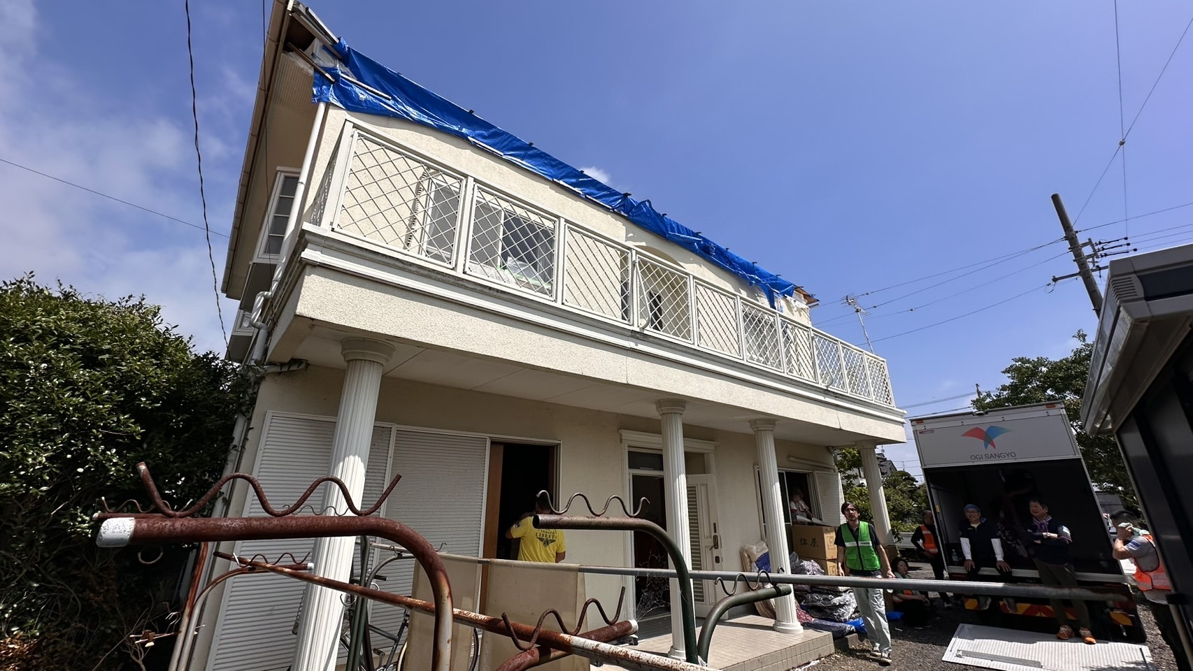 牧之原市 竜巻被害の被災家屋前での家財搬出作業