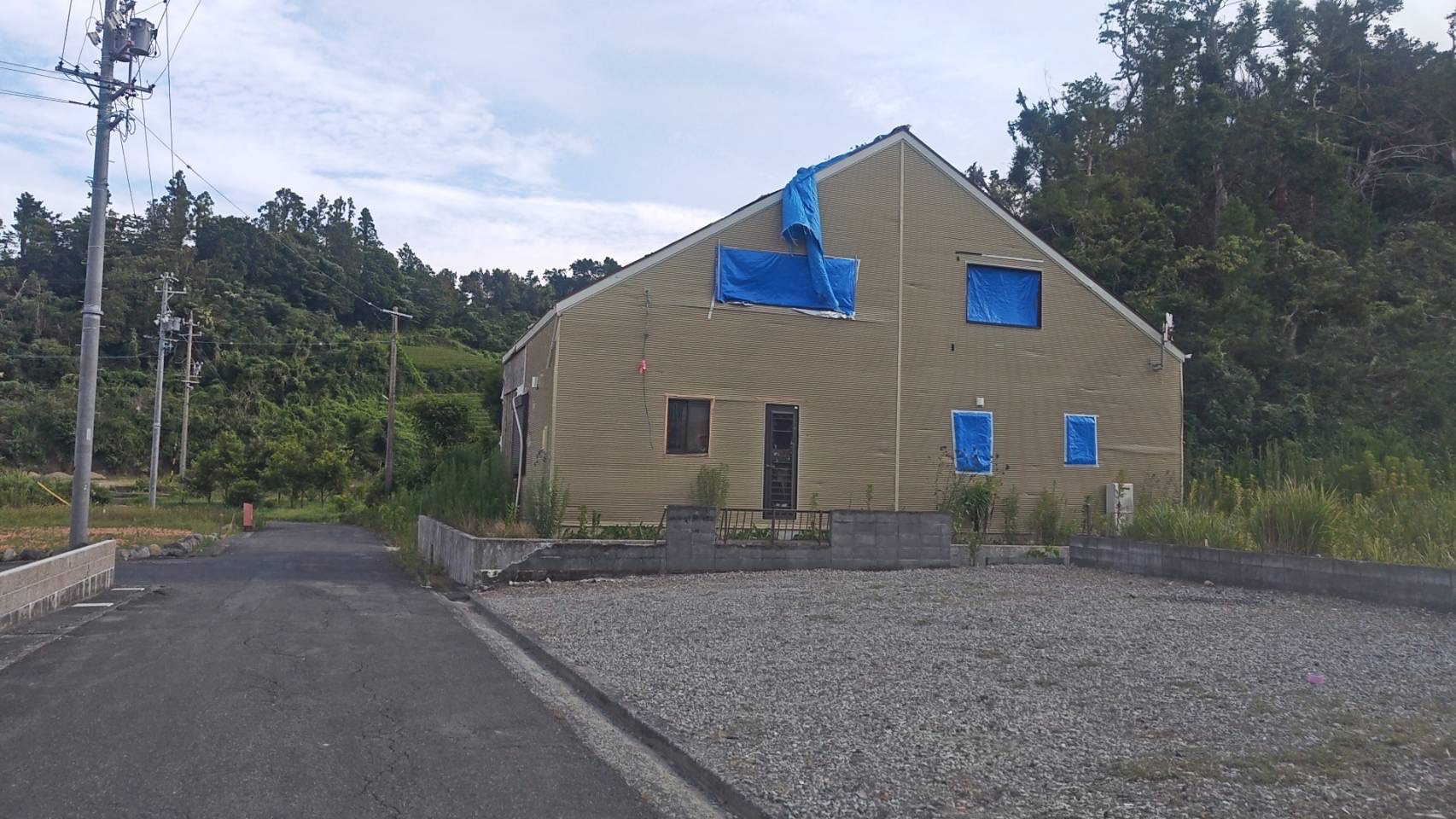 牧之原市 竜巻被害を受けた建物 ブルーシート養生