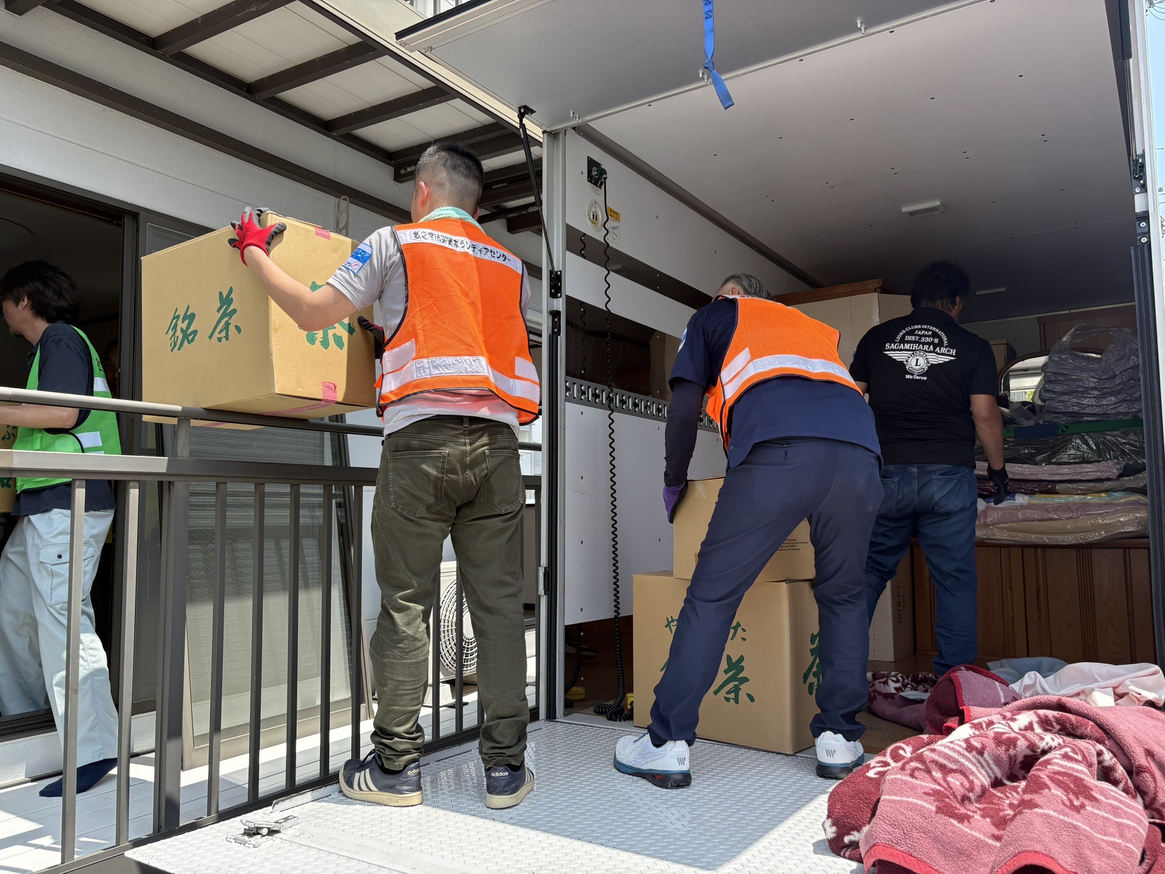 トラックへの家財積み込み作業 相模原アーチライオンズクラブ
