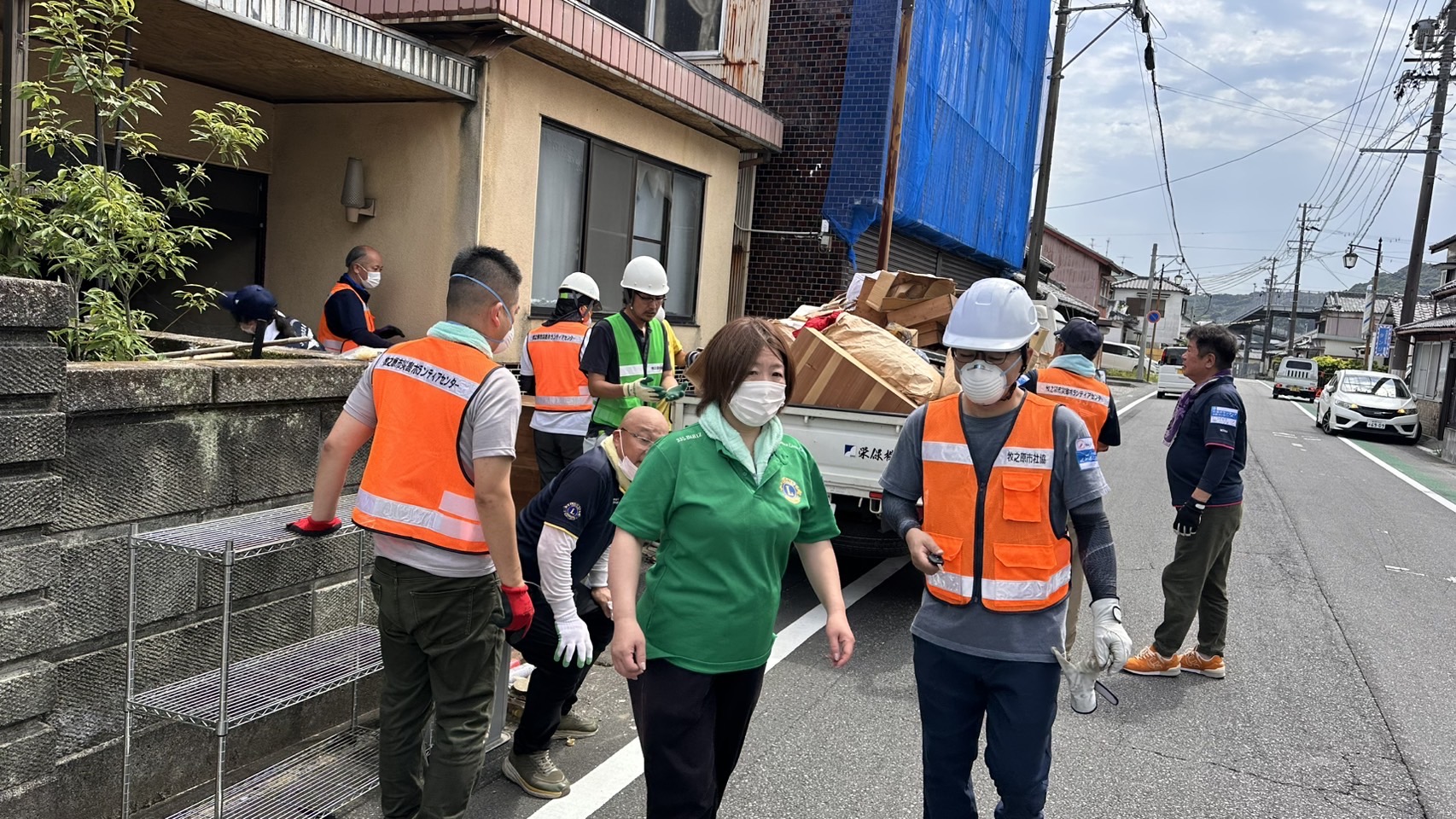 被災家屋前での搬出作業 災害ボランティアの皆さん