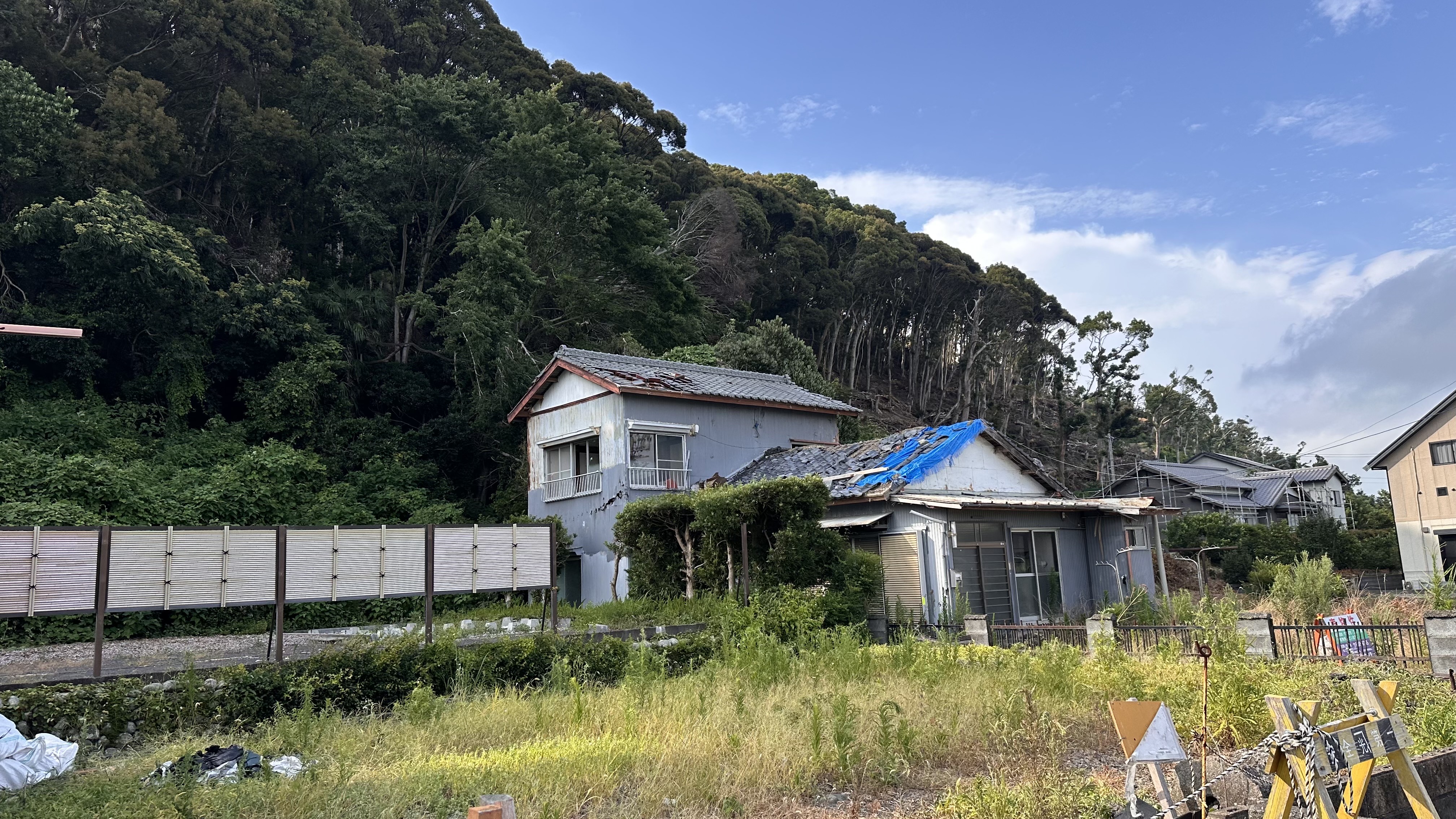 牧之原市 竜巻被害の残る家屋と風景