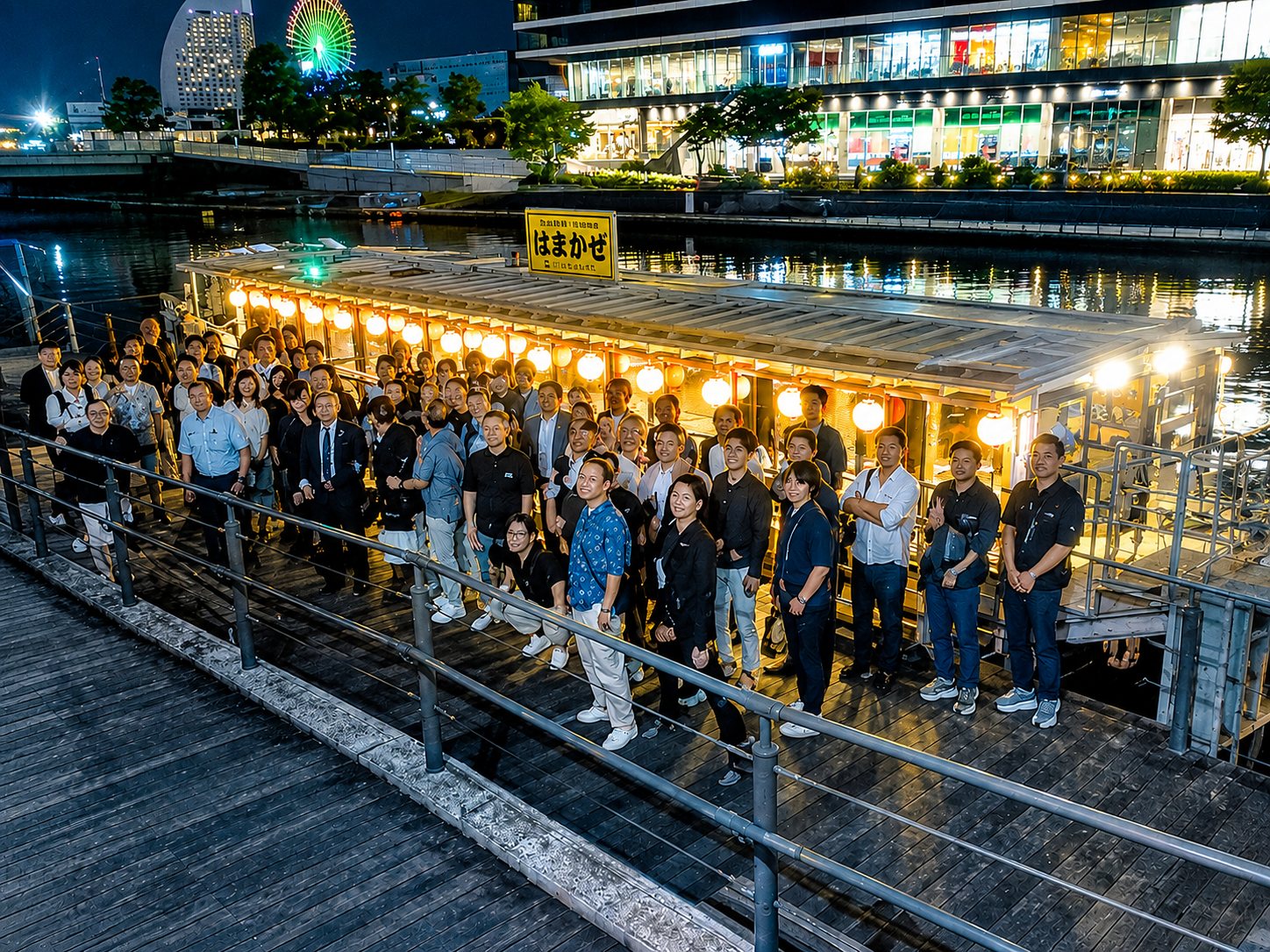 納涼例会 みなとみらいの夜景と屋形船はまかぜ前での集合写真