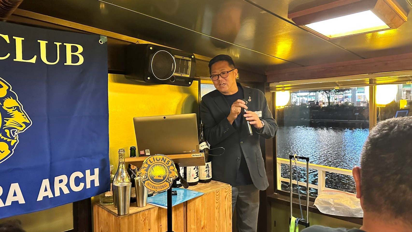 納涼例会 屋形船はまかぜでの交流の様子