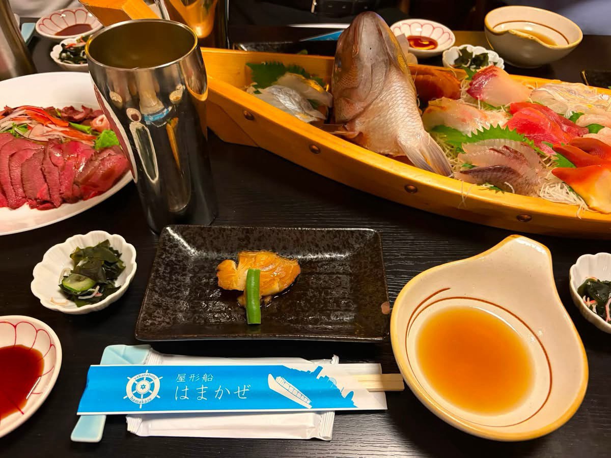 納涼例会 屋形船はまかぜでの交流の様子