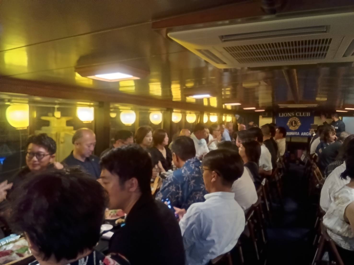 納涼例会 船内での懇親会の様子