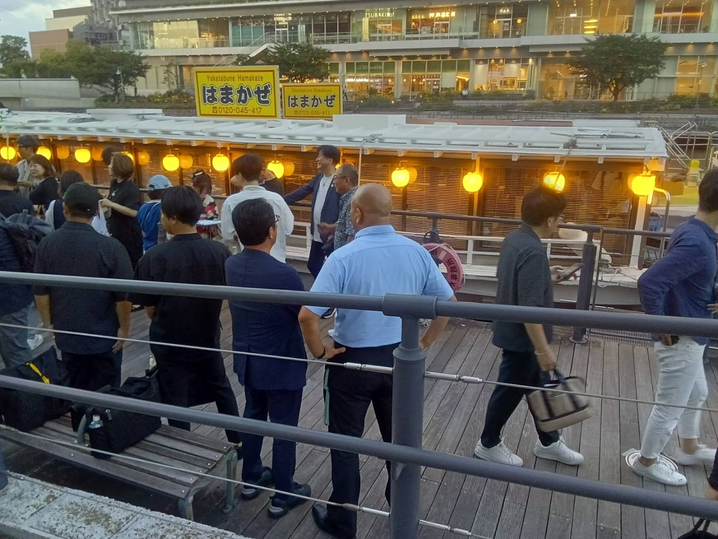 納涼例会 船内での懇親会の様子