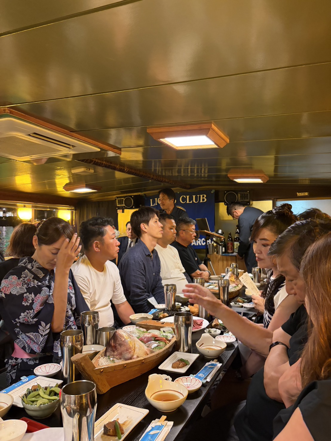 納涼例会 船内での宴席と舟盛り料理
