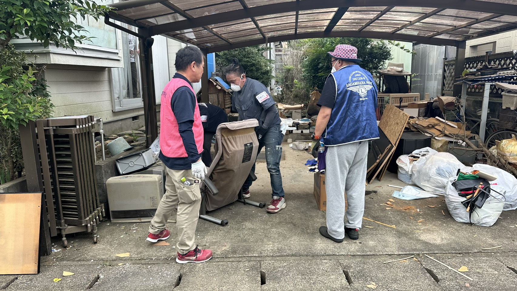 佐倉市 災害ボランティア 水没家財の搬出・積み込みと廃棄物仕分け作業