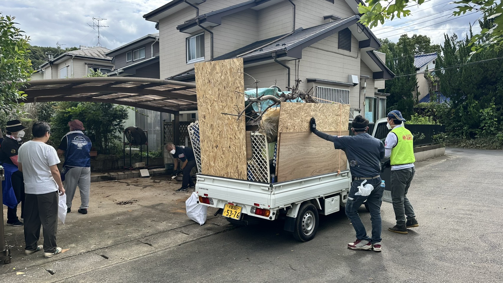 佐倉市 災害ボランティア 水没家財の搬出・積み込みと廃棄物仕分け作業