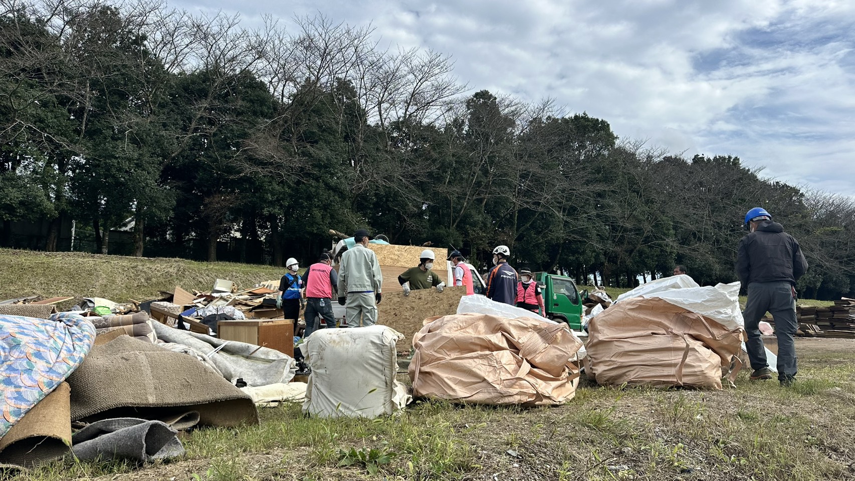 佐倉市 災害ボランティア 水没家財の搬出・積み込みと廃棄物仕分け作業