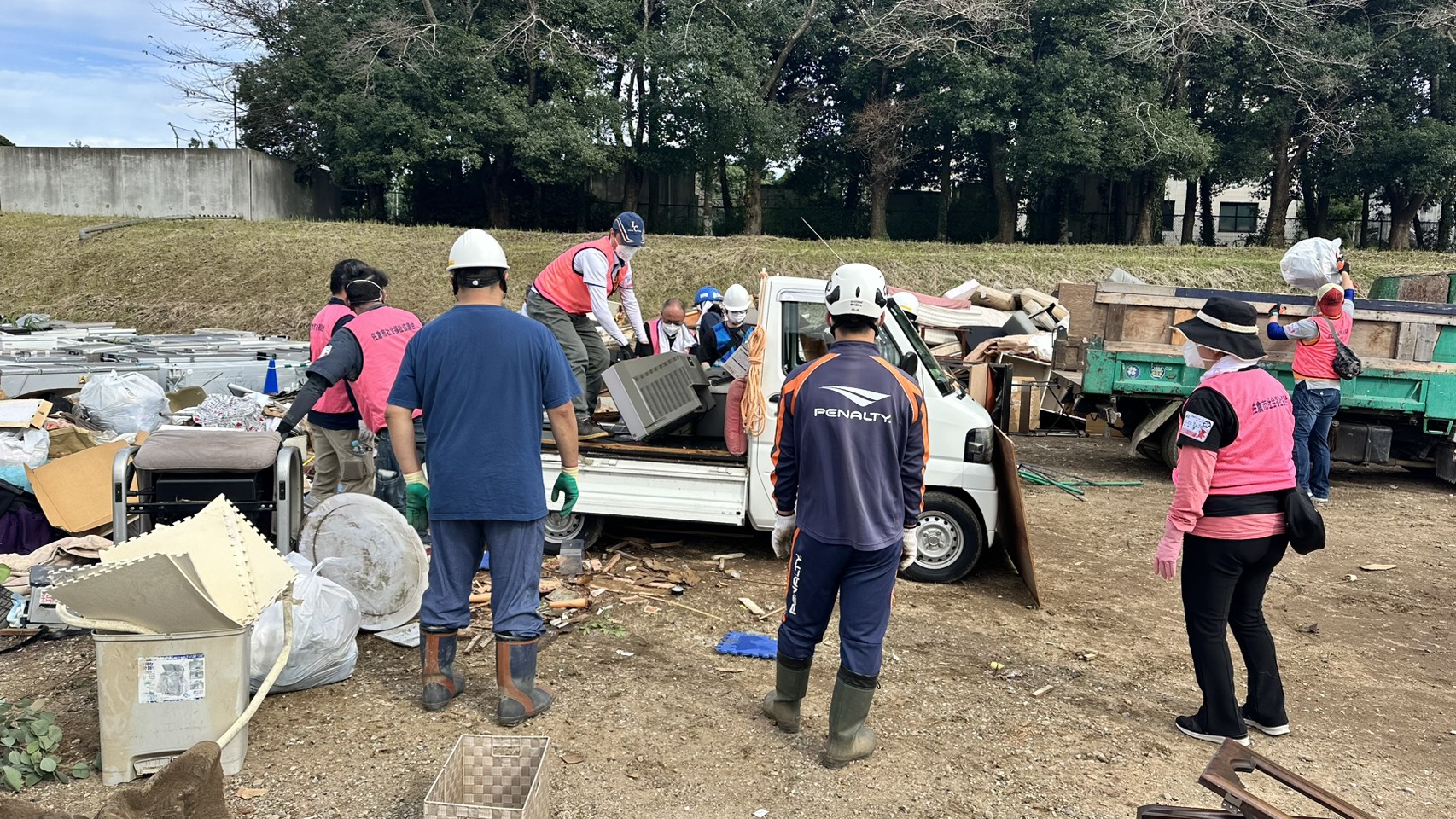 佐倉市 災害ボランティア 水没家財の搬出・積み込みと廃棄物仕分け作業