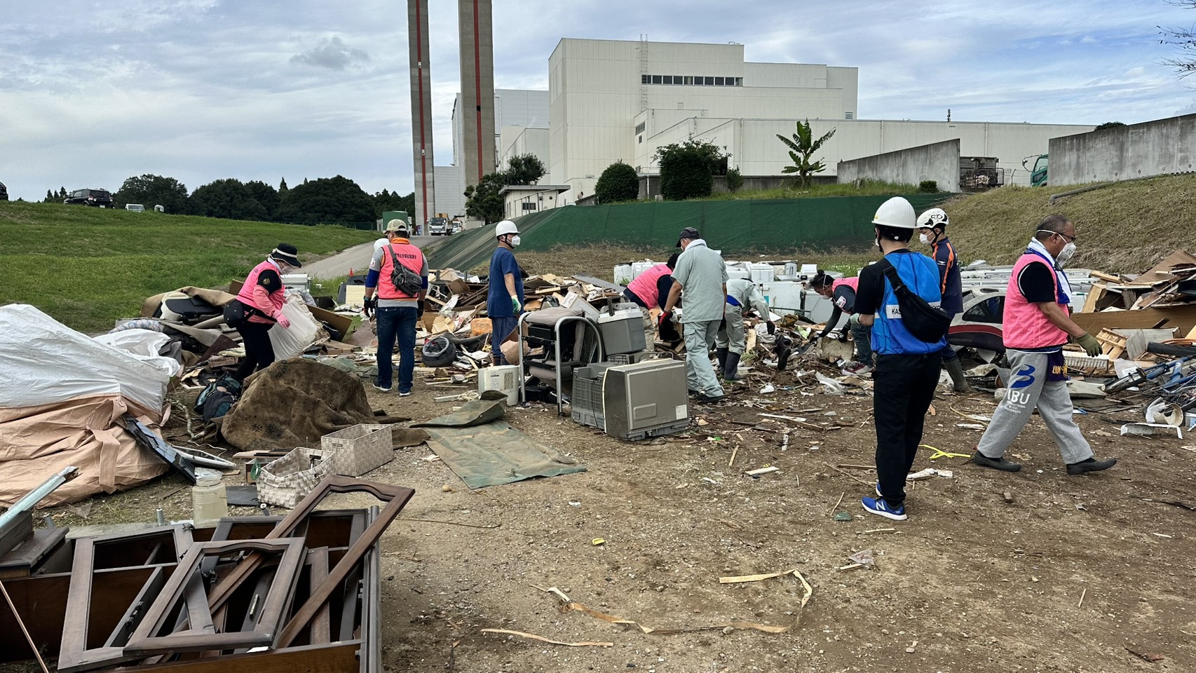 佐倉市 災害ボランティア 水没家財の搬出・積み込みと廃棄物仕分け作業